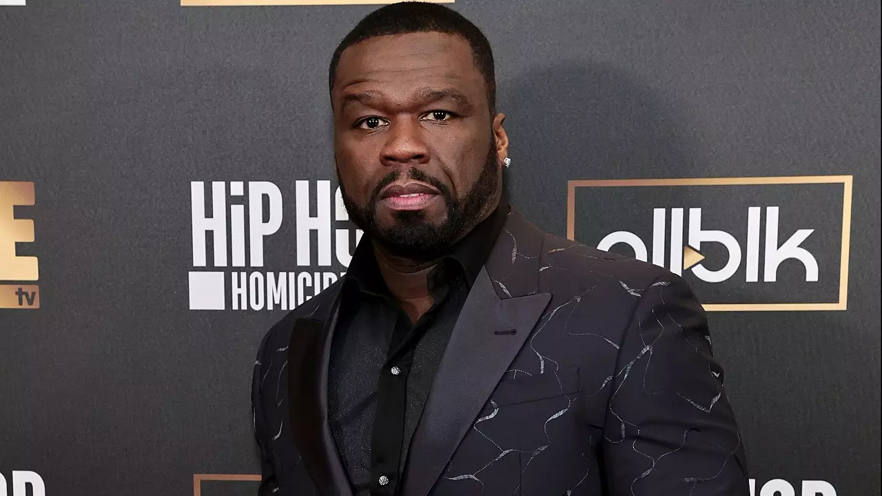 50 Cent arremessa microfone durante show e acerta mulher a cabeça