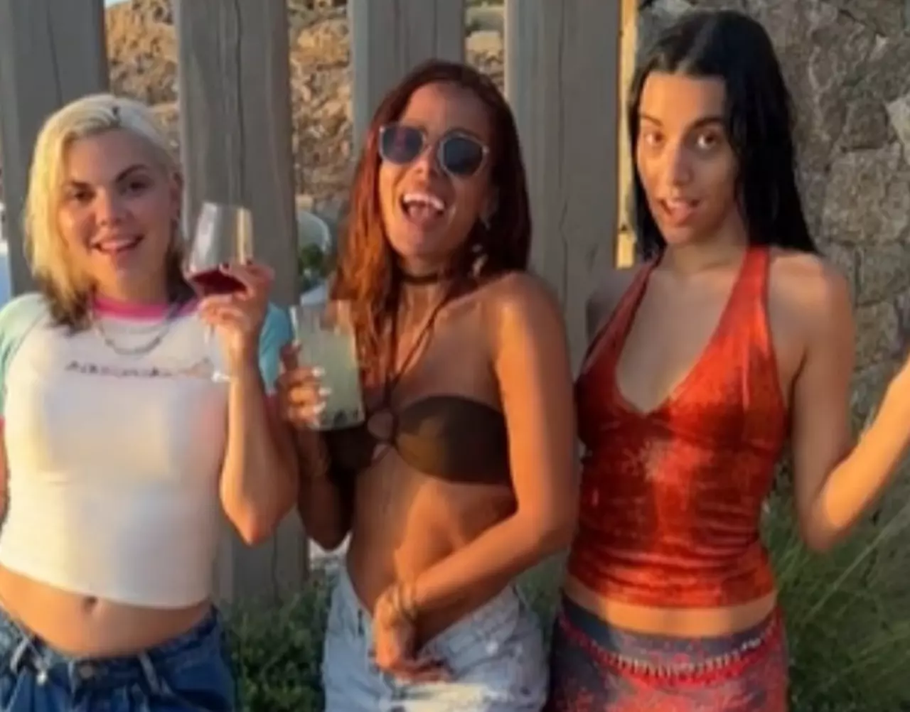 Anitta compartilha prévia de single ao lado de Duda Beat e Marina Sena