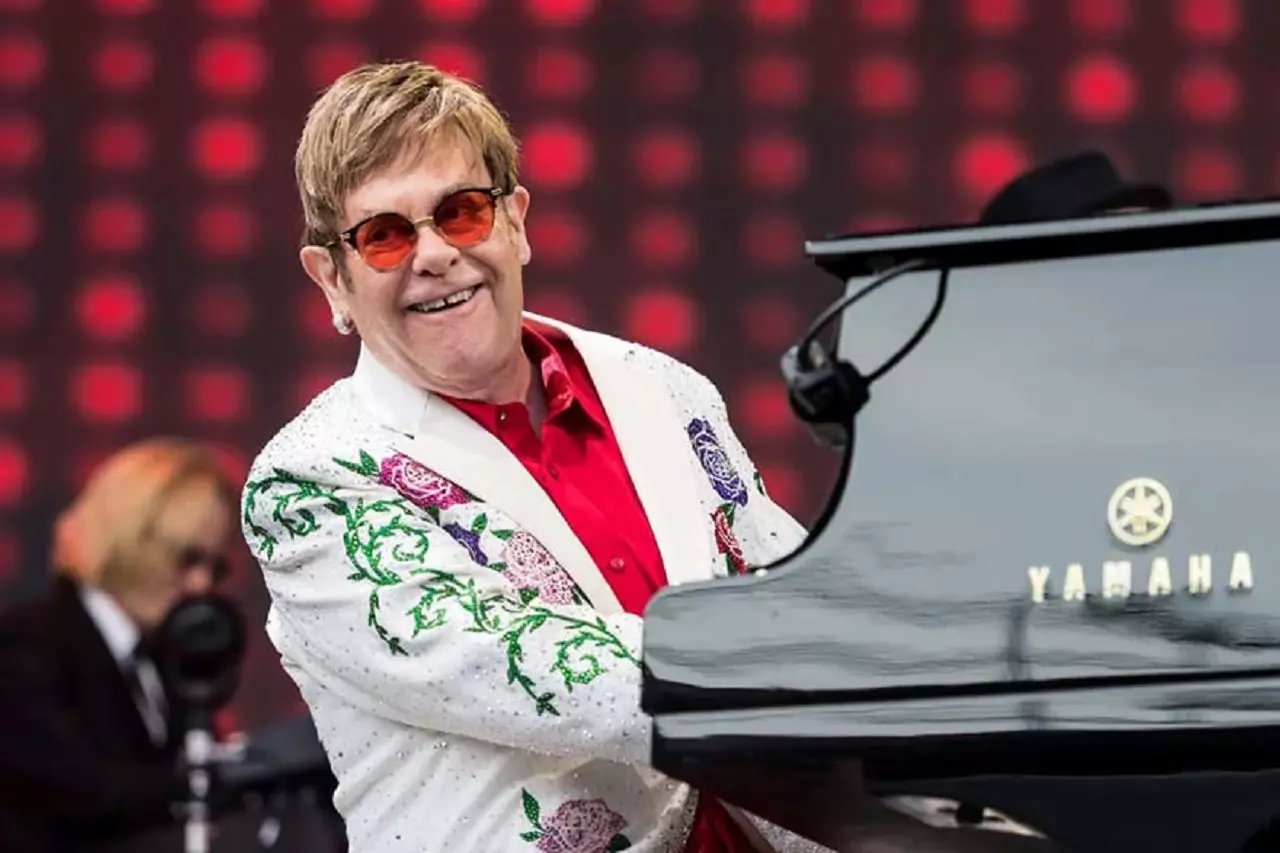 Elton John sofre acidente doméstico e é é levado ao hospital