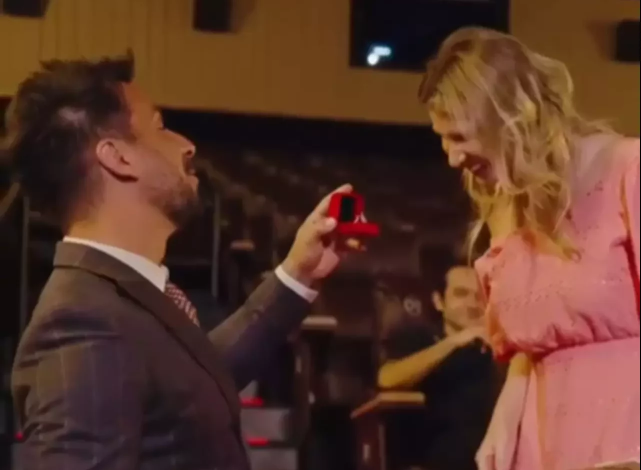 Julio Rocha surpreende esposa e faz pedido de casamento no cinema
