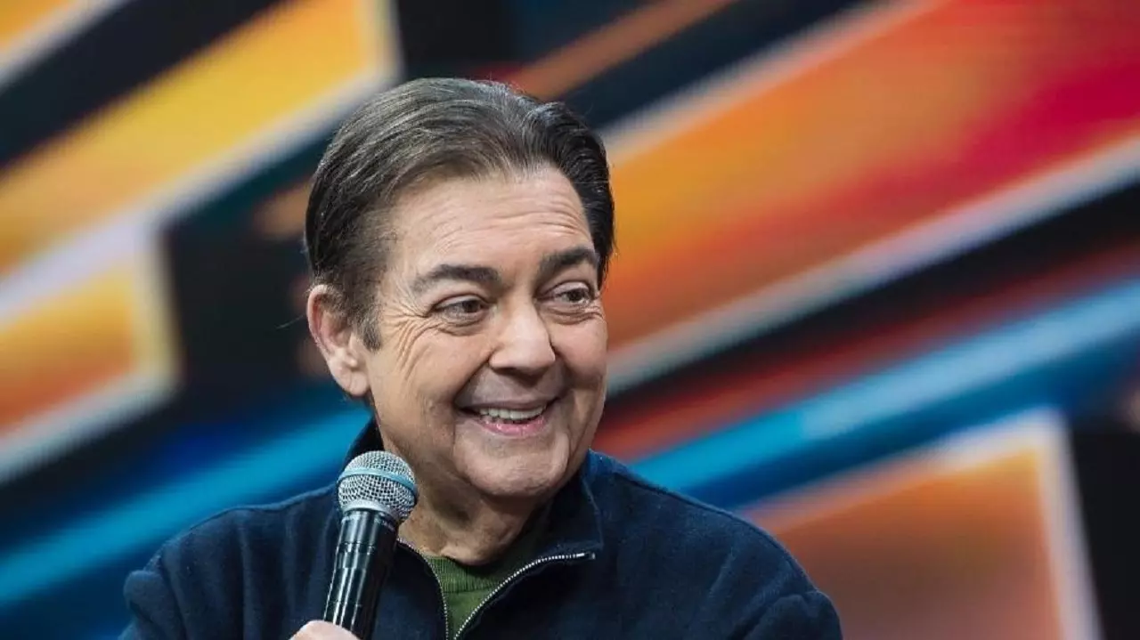 Faustão respira sem ajuda de aparelhos e está consciente, segundo boletim