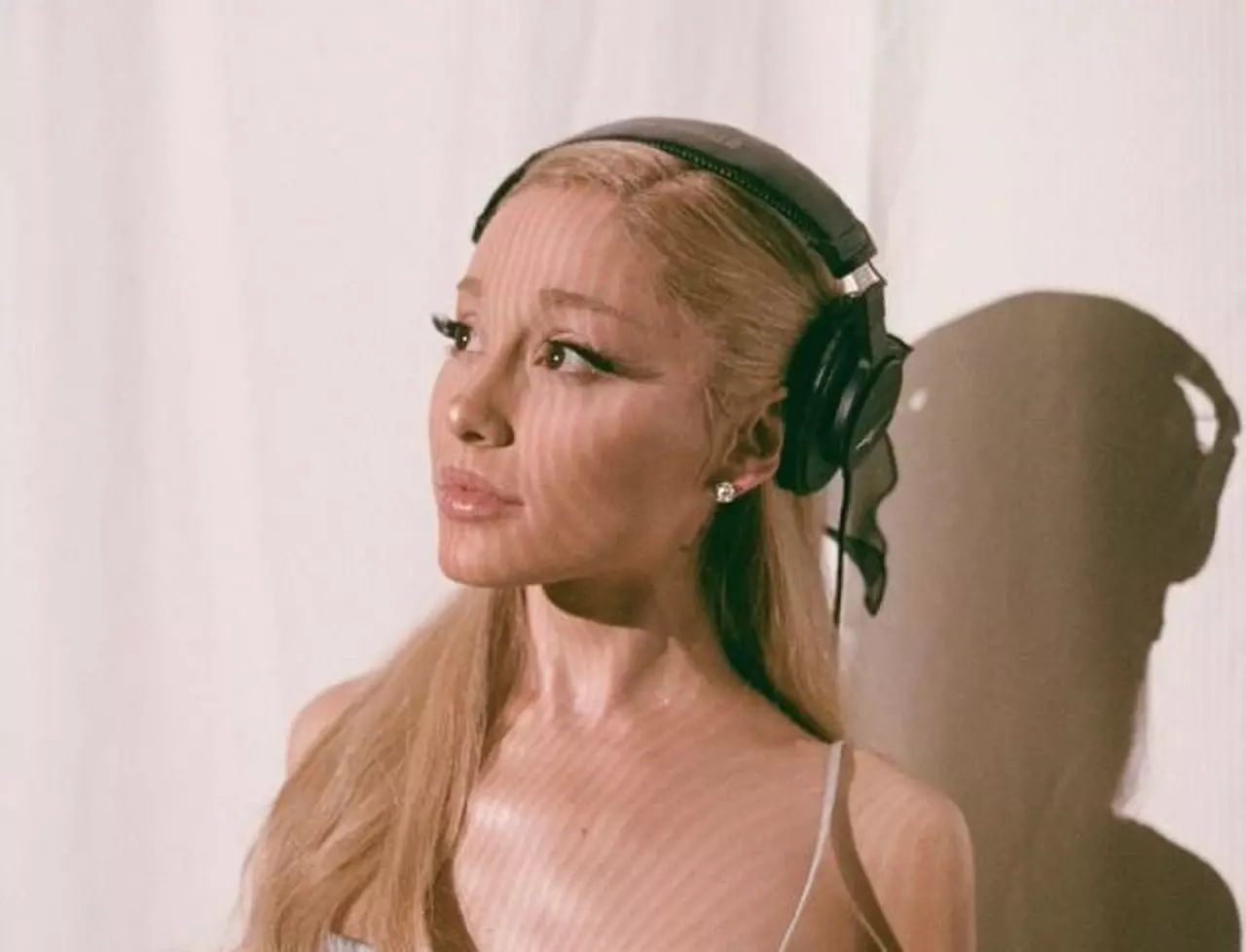 Ariana Grande celebra 10º aniversário de “Yours Truly” com edição deluxe