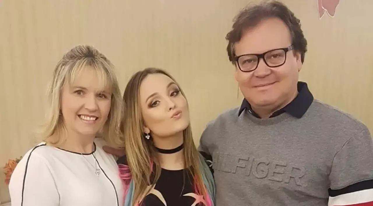 Famosos prestam apoio a Larissa Manoela após atriz romper com pais