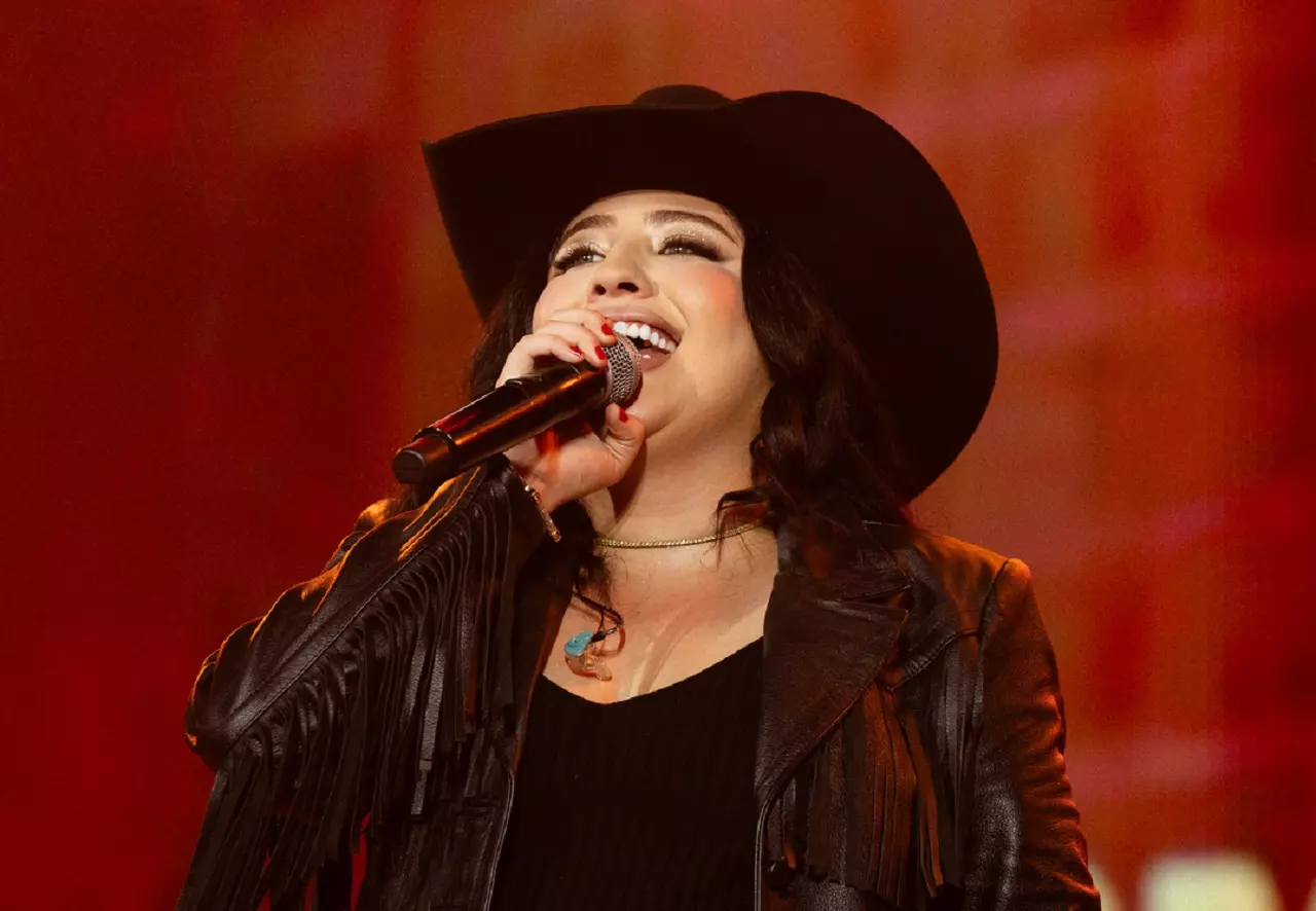 Mari Fernandez realiza o sonho de cantar em Barretos com evento lotado