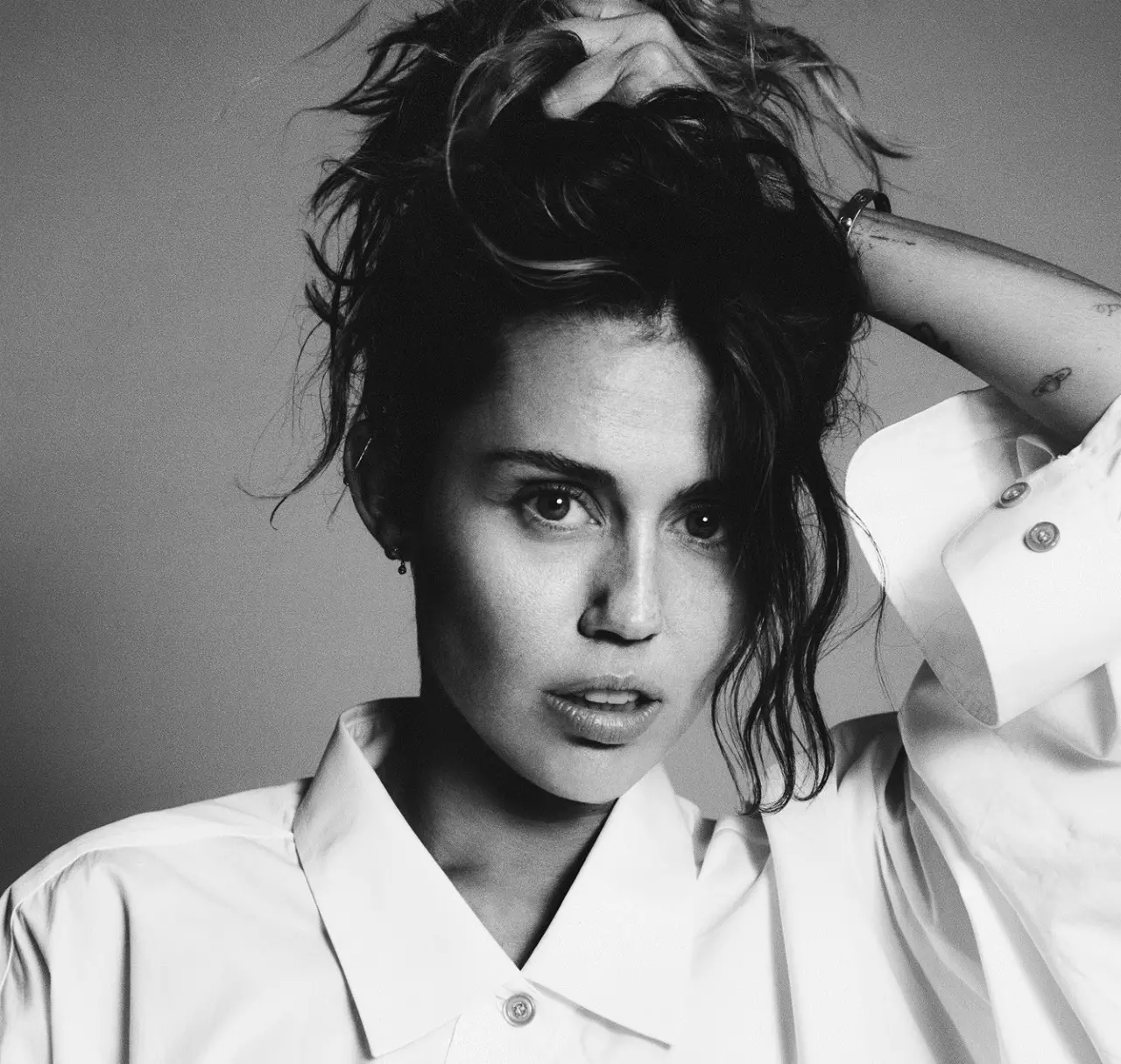 Miley Cyrus lança o reflexivo novo single "Used To Be Young"