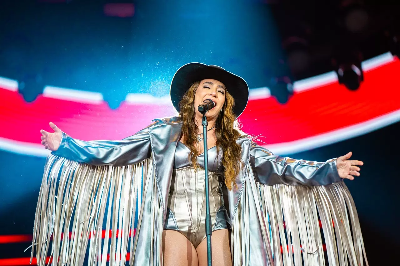 Lauana Prado surpreende em Barretos e distribuiu Costelada durante show
