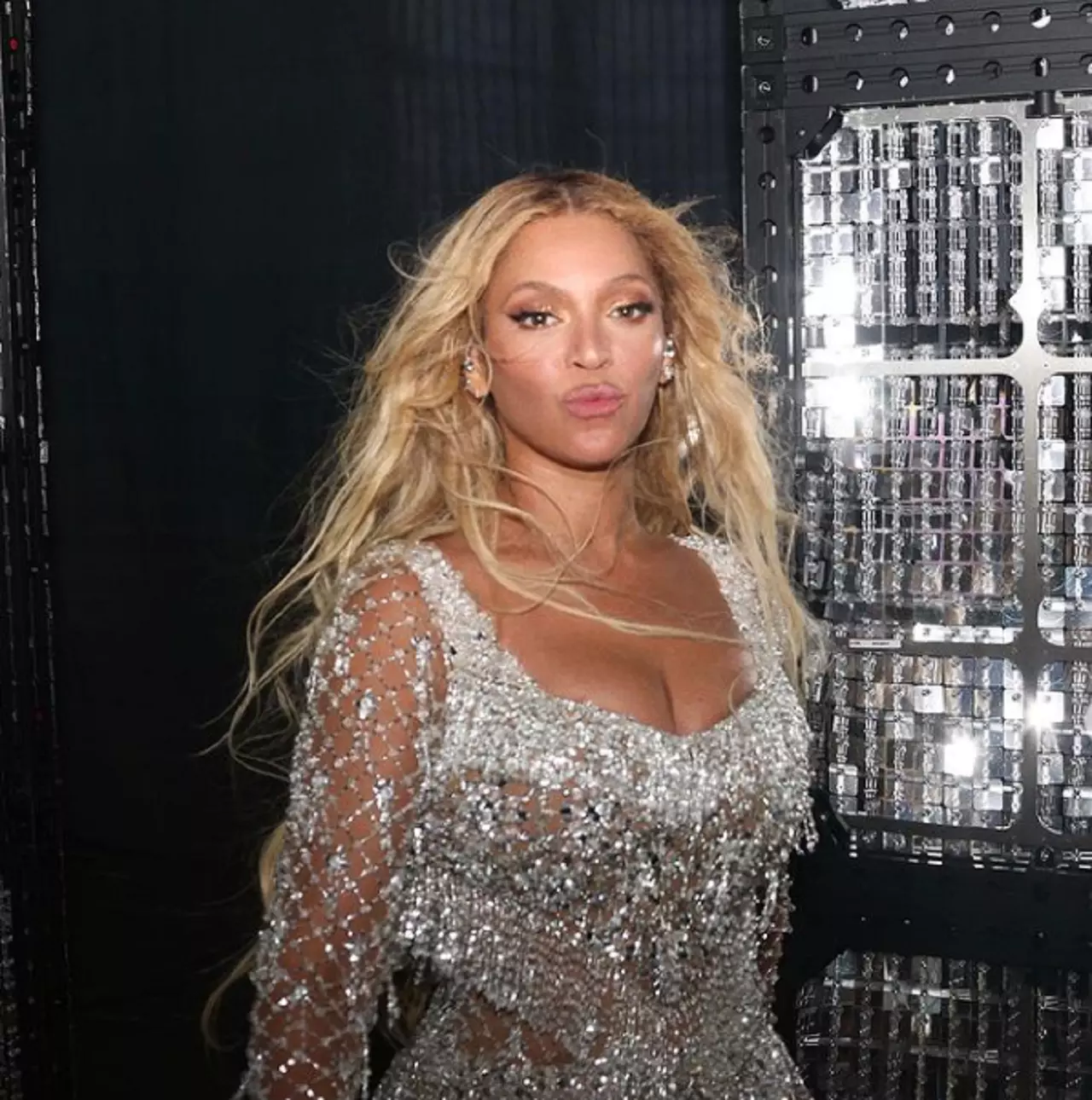 Beyoncé usa look de marca brasileira em show
