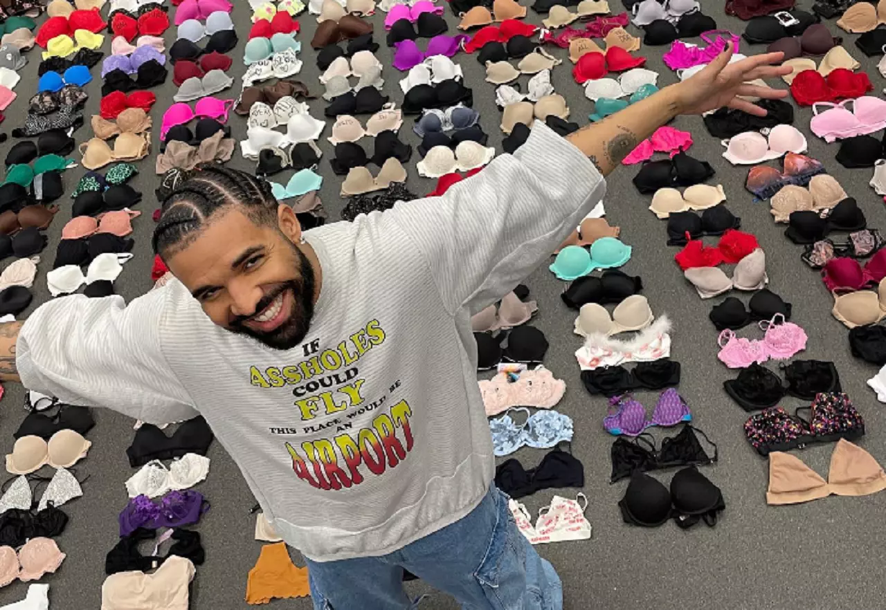 Drake posa para foto com coleção de sutiãs atirados por fãs durante turnê