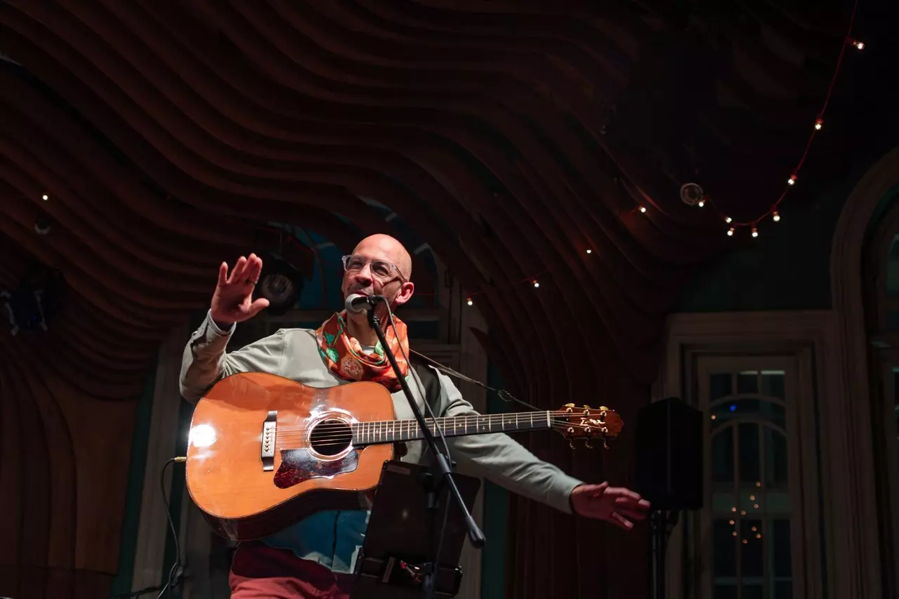 Webster Santos anuncia show com participação de Pretinho da Serrinha e mais