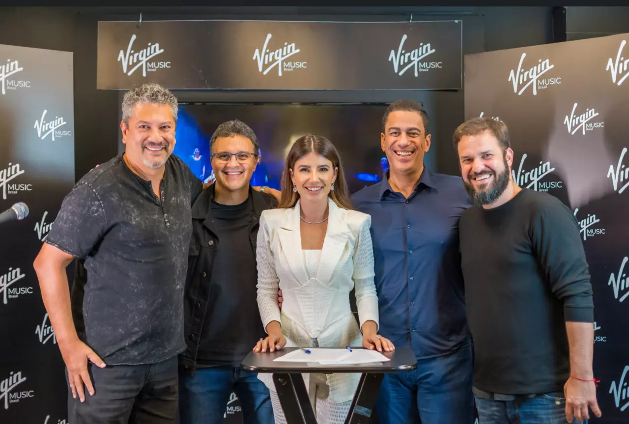 Paula Fernandes assina contrata com a Virgin Music Brasil
