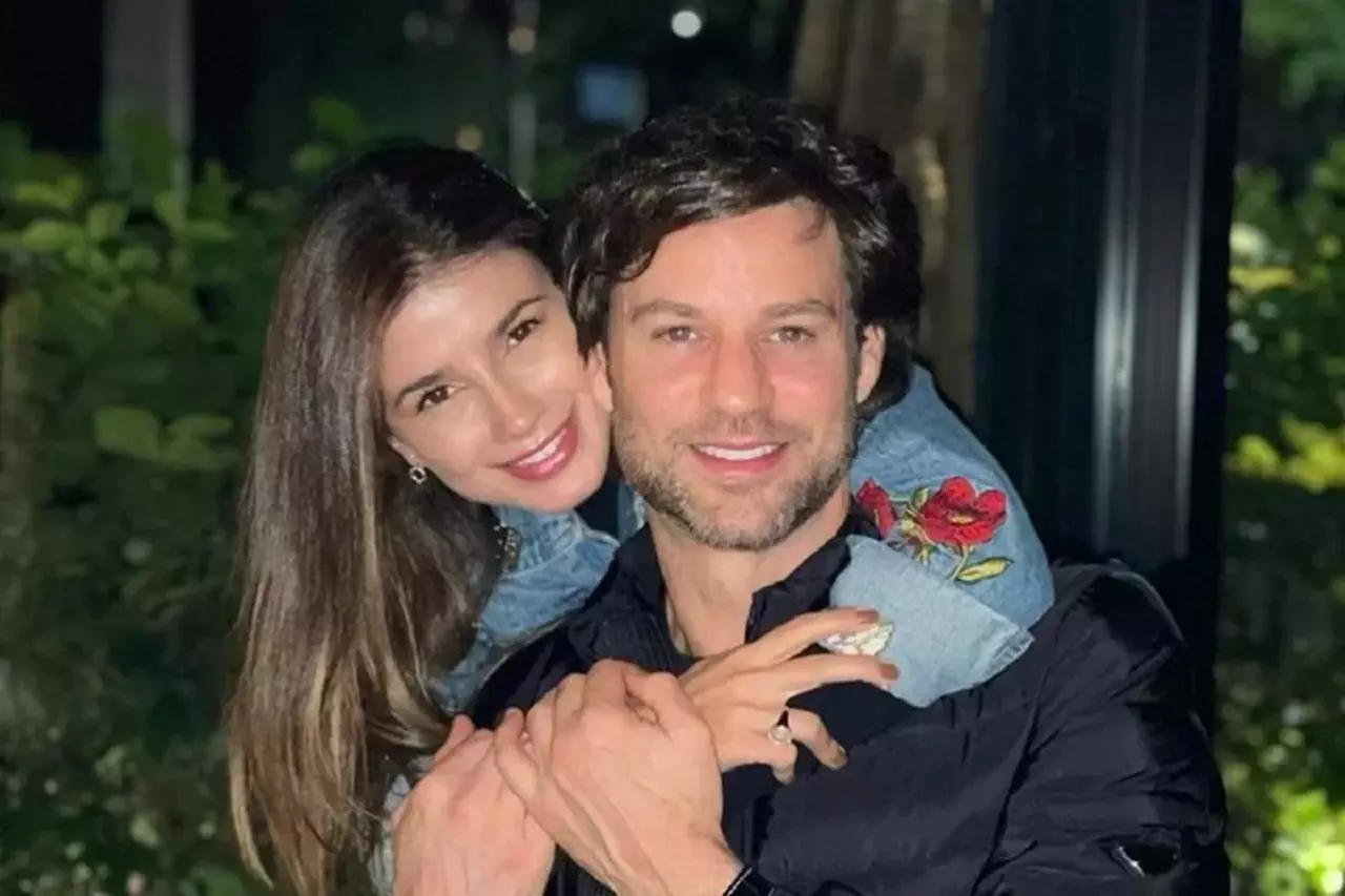 Paula Fernandes anuncia fim do namoro com Rony Cecconello