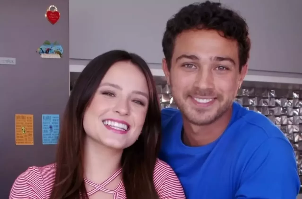 Larissa Manoela e André Luiz fazem comercial sobre tarefas domésticas