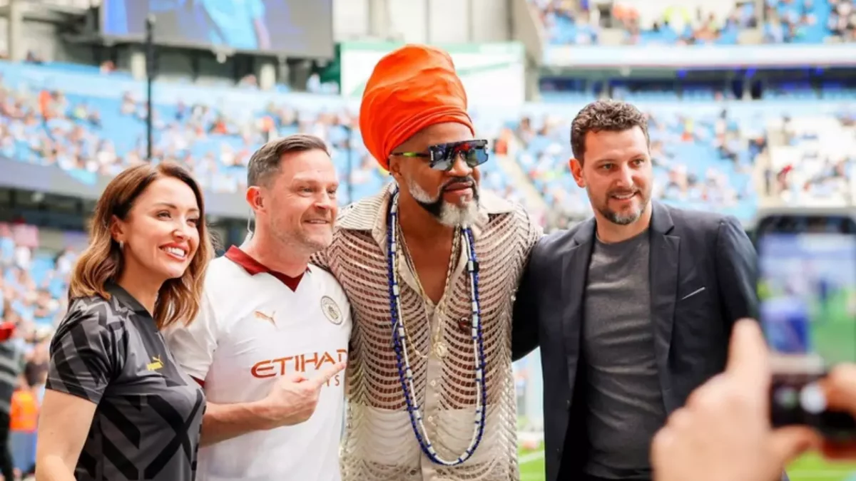 Carlinhos Brown empolga o público inglês em pré-jogo do Manchester City –  Vírgula