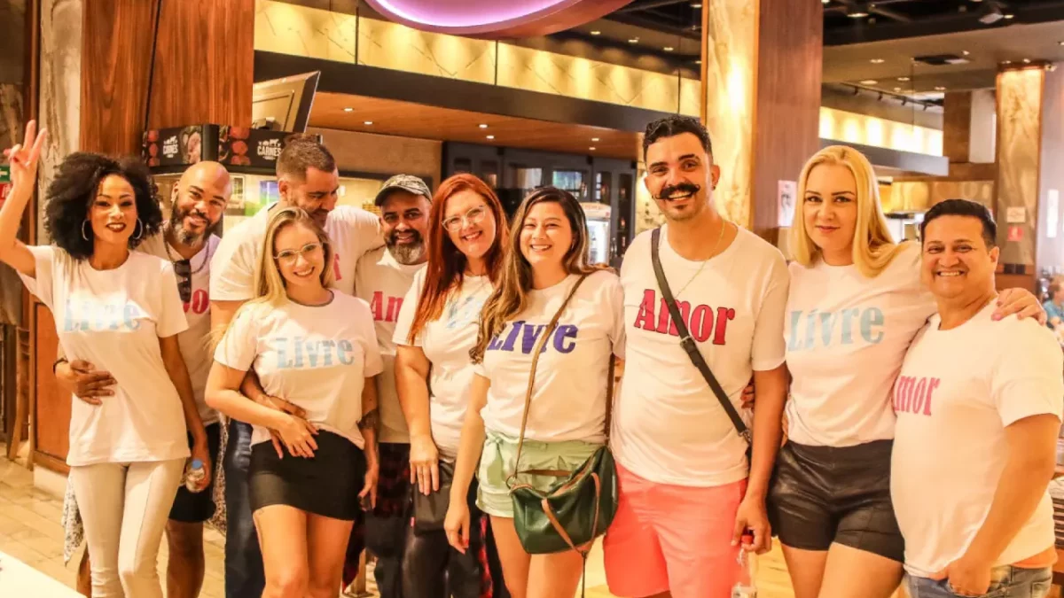 Grupo de casais liberais vai a restaurante onde influencers foram  discriminados – Vírgula