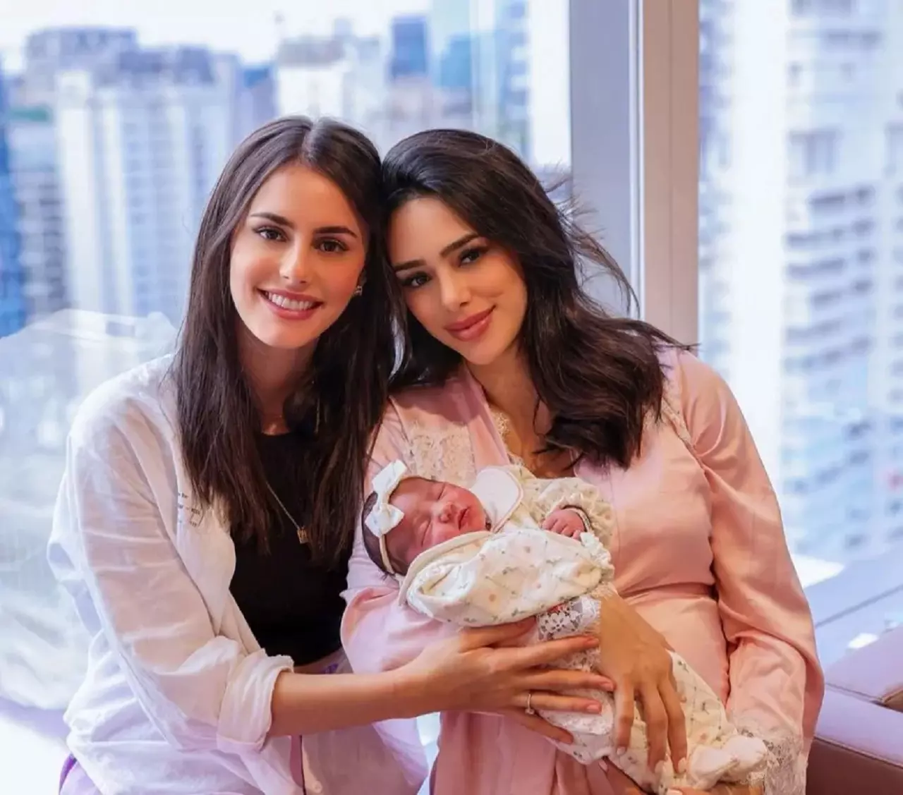Bruna Biancardi recebe alta e deixa hospital com Mavie, filha de Neymar