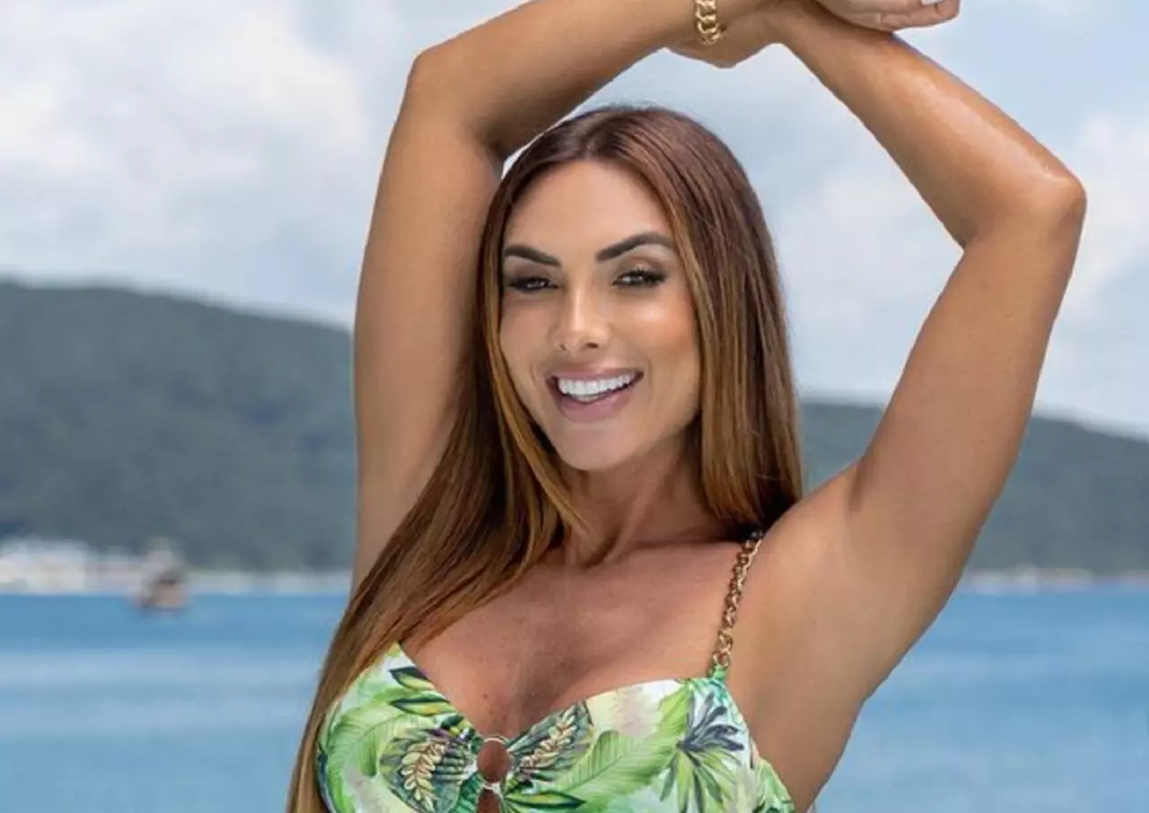 Nicole Bahls batiza casal de pavões de Luciano Huck e Angélica