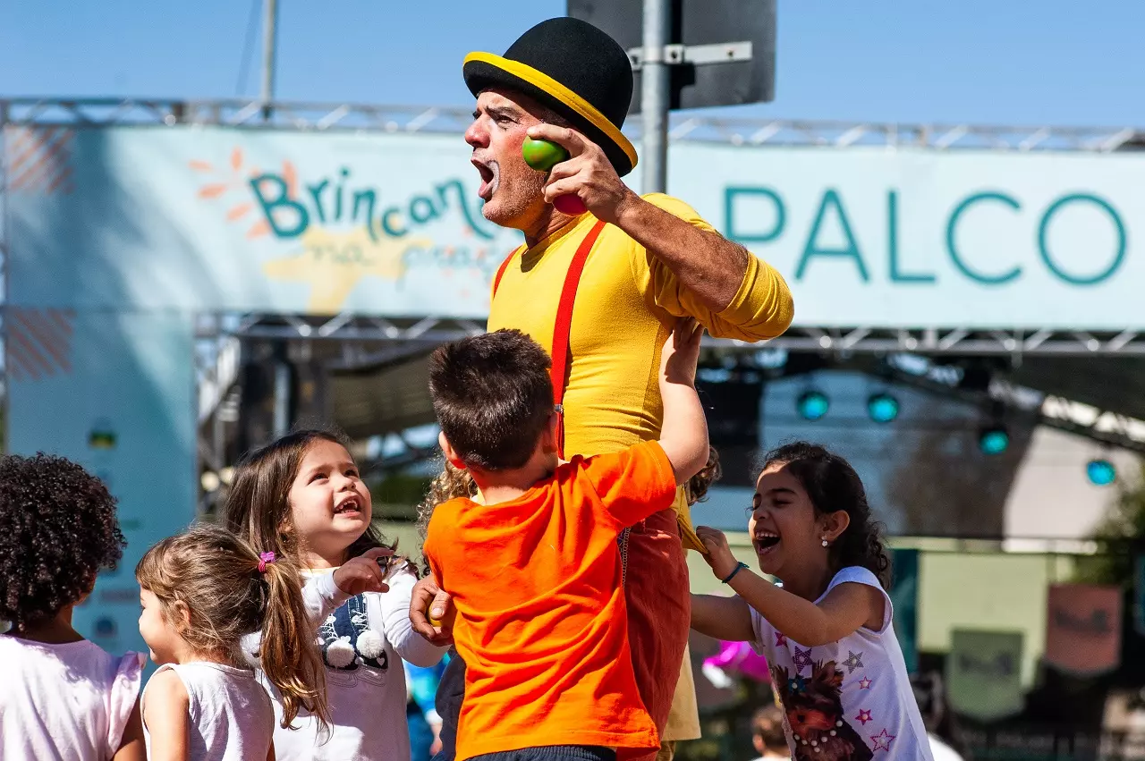 Brincando na Praça ocupa a Vila Buarque com espetáculos e oficinas gratuitas