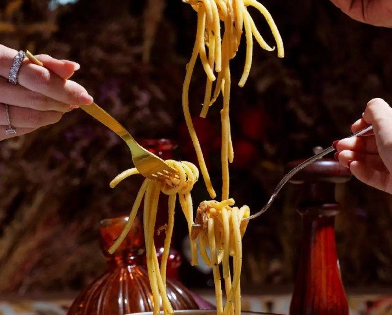 Chef do Mia Crudo ensina preparar Carbonara para celebrar Dia do Macarrão