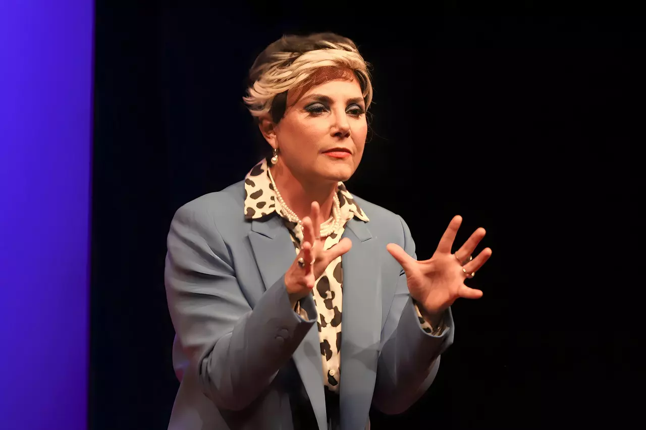 Heloisa Périssé faz única apresentação de “A Iluminada” em Florianópolis