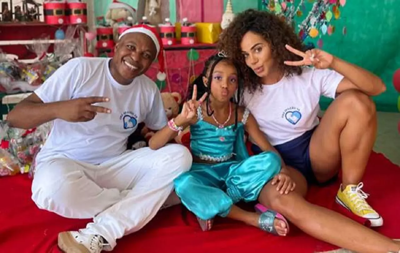 Rainha de Bateria da Vila Maria participa de festa solidária de Natal no RJ
