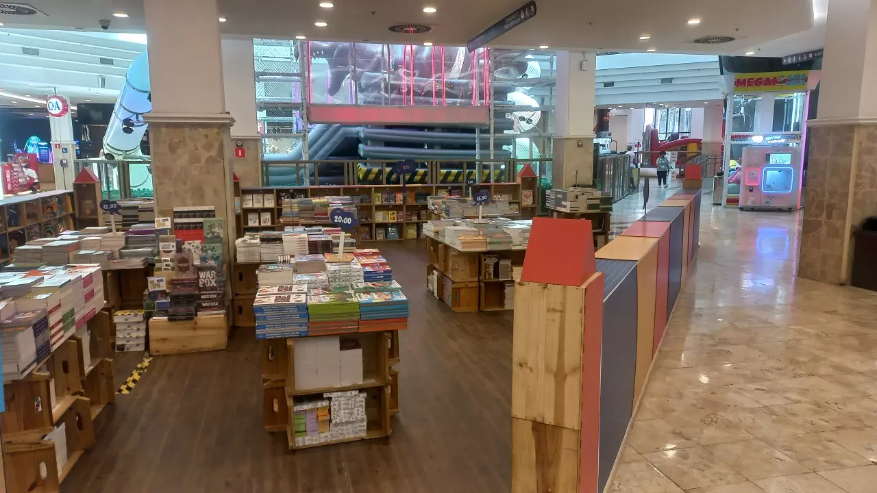 Shopping D comemora Dia do Leitor com mais de 200 obras na feira do livro
