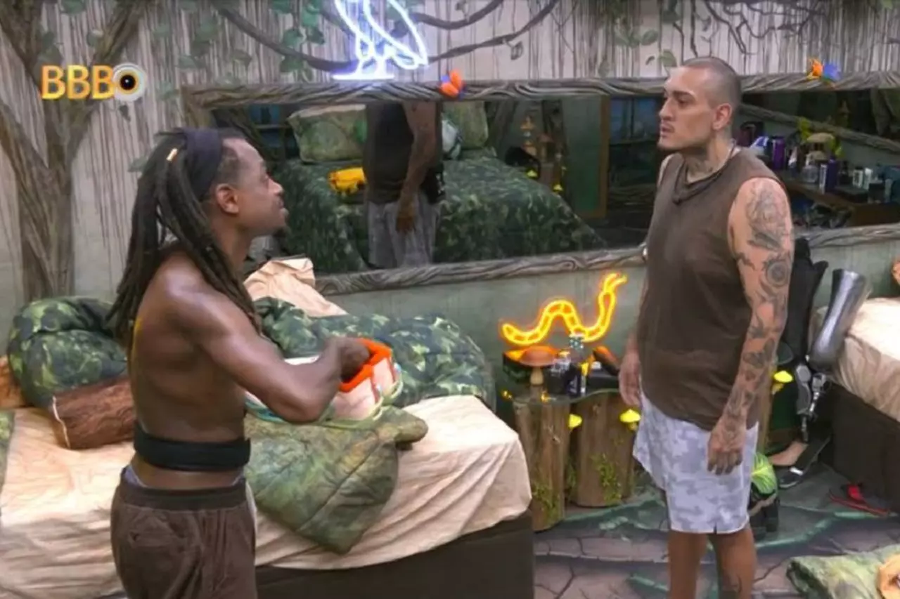 BBB 24: MC Bin Laden presenteia Lucas Luigi com tênis