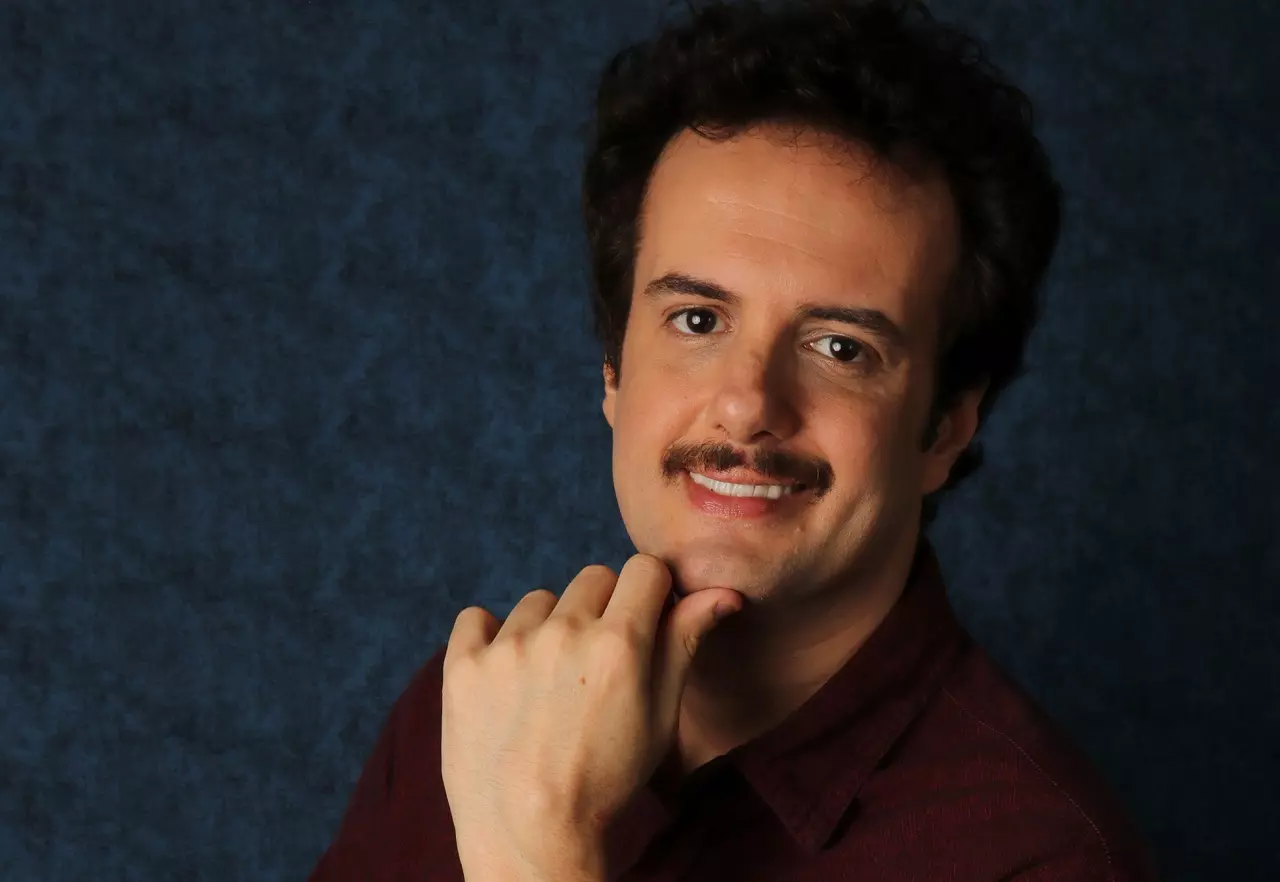 André Senna vive Marcos Caruso jovem na TV em “Elas por Elas”