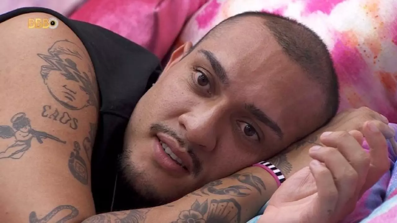BBB 24: MC Bin Laden decide trocar de quarto e comunica brothers
