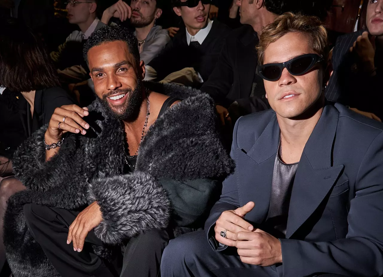 André Lamoglia e Lucien Laviscount assistem a desfile na Milan Fashion Week