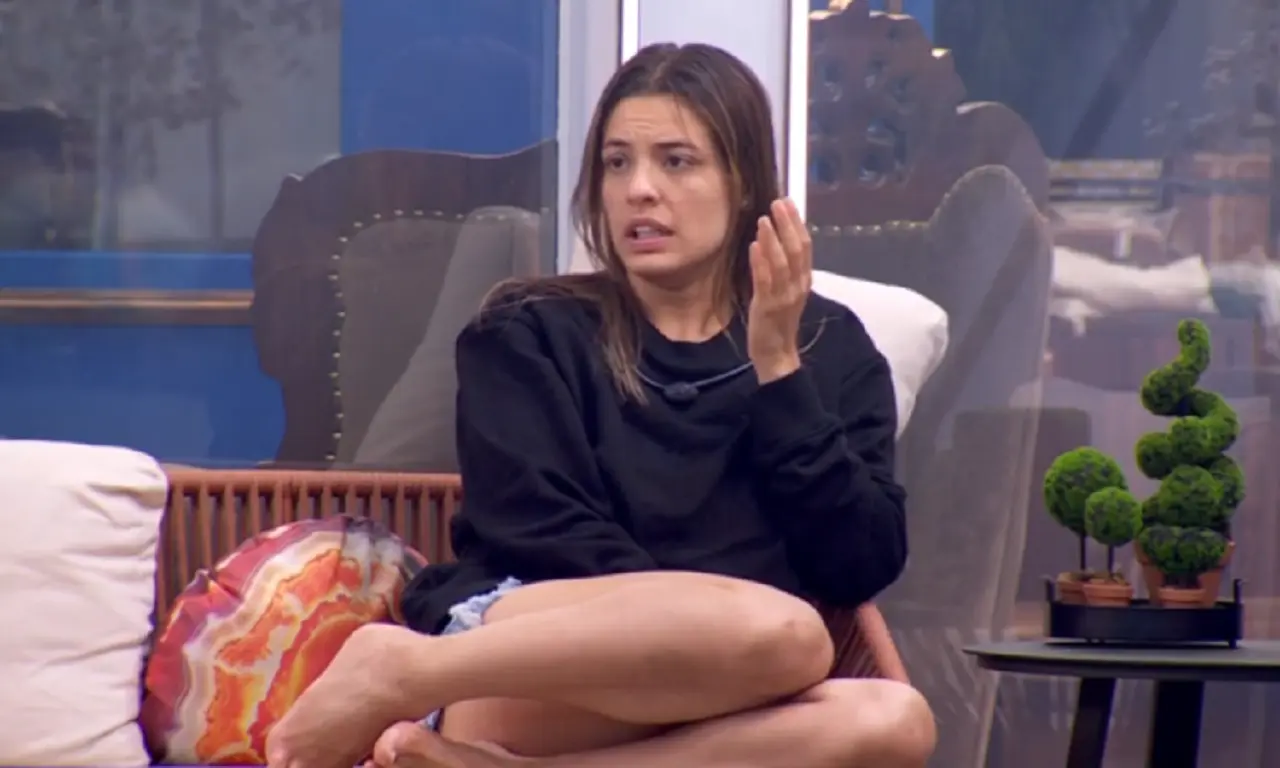 BBB: Beatriz se desespera e chora com medo do Paredão