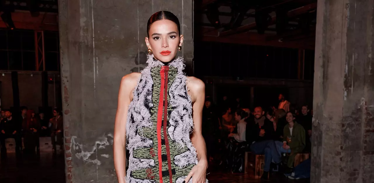 Bruna Marquezine se destaca na primeira fila da Bottega Veneta
