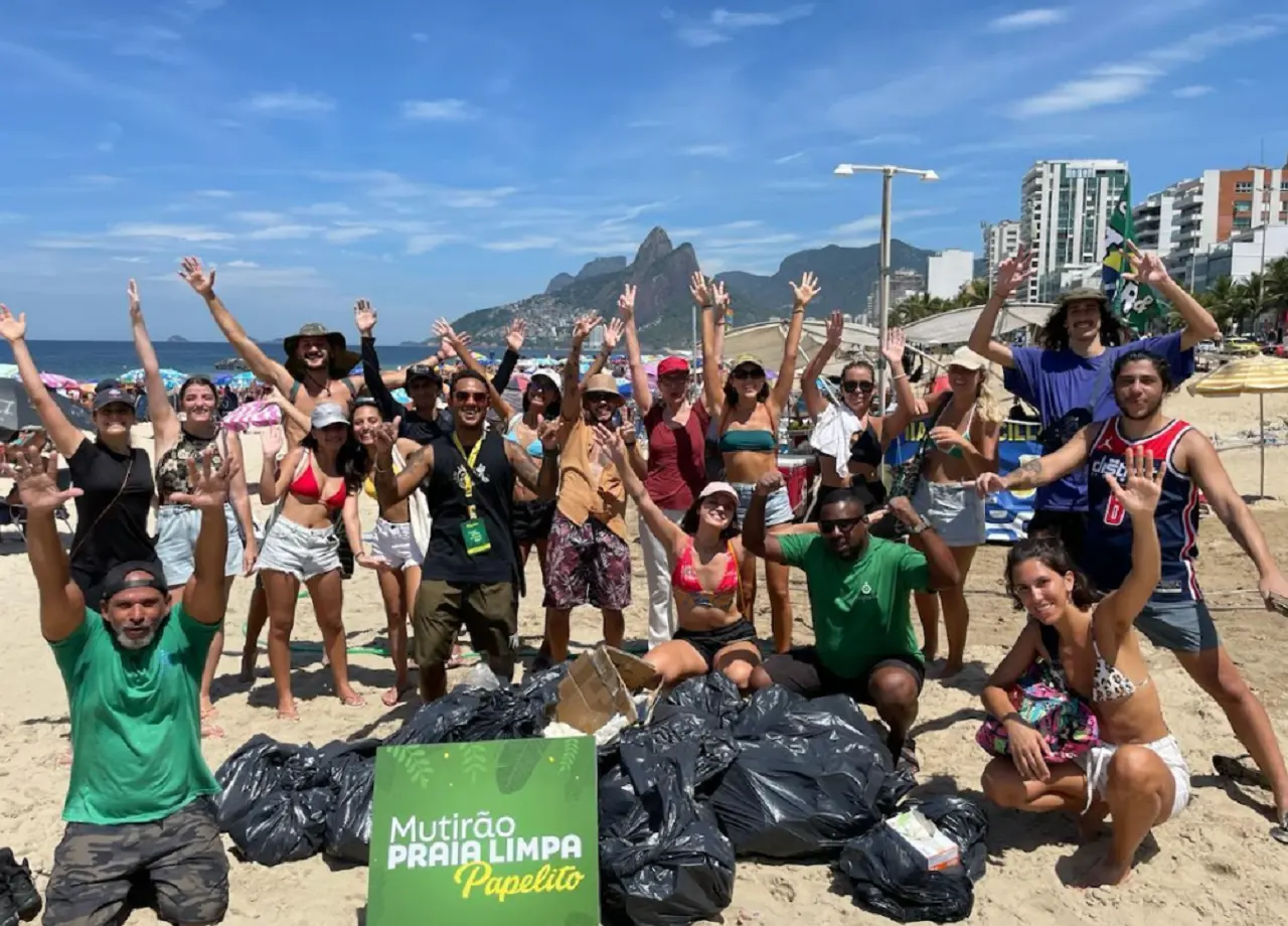 Voluntários se unem para limpar praias do país e plantar 100 mil árvores