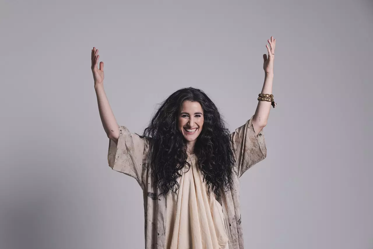Malú Lomando reverência Maria Bethânia em novo show