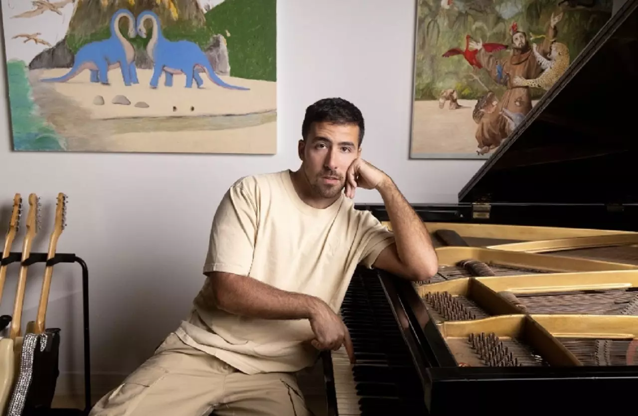 Julio Secchin faz show de novo disco com participações especiais