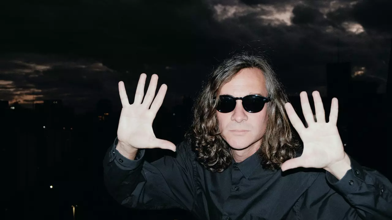 Tatá Aeroplano apresenta show “Boate Invisível" na Casa Rockambole