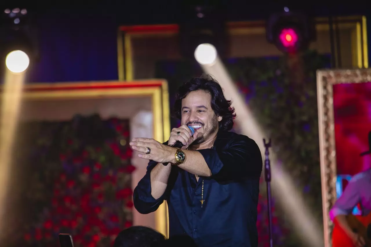 Paulinho Alabart apresenta show de lançamento do novo EP "Rosas e Amor"