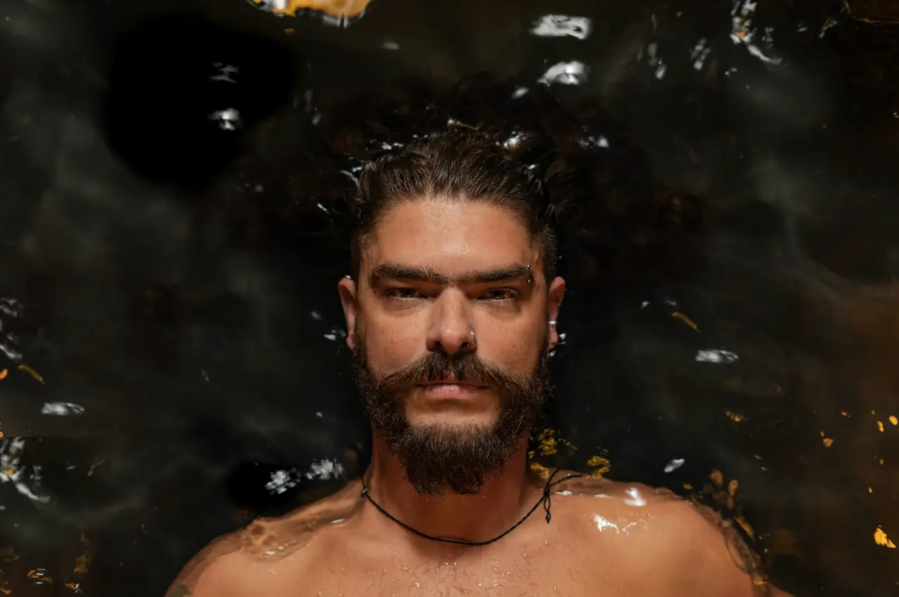 Thiago Fernando lança o EP "Me Curo"; ouça