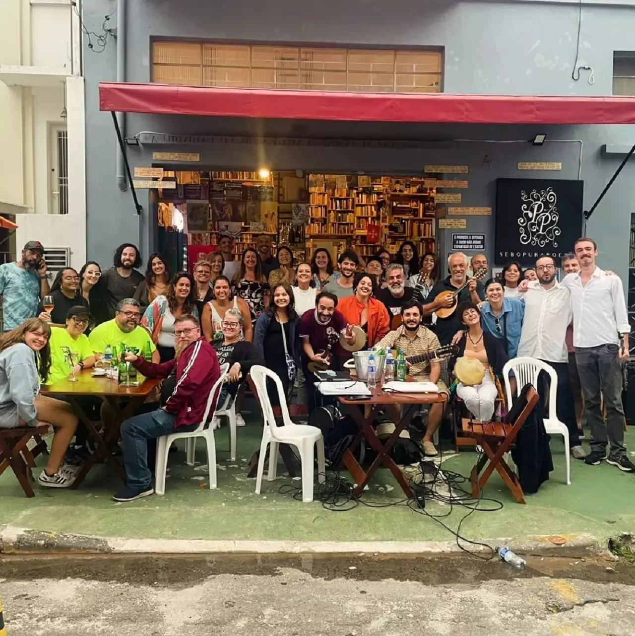 Grupo Choro da Garoa se apresenta aos domingos em sebo no Ipiranga