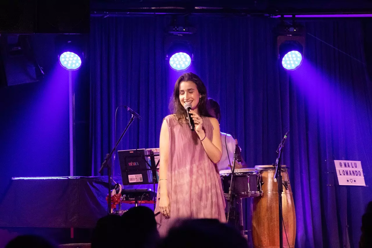 Malú Lomando presta homenagem a Maria Bethânia em show no Blue Note