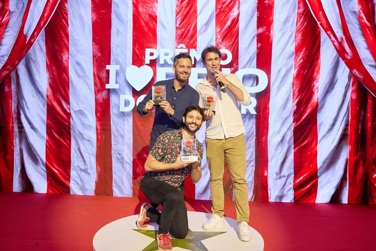 Fabio Porchat entrega prêmio aos atores de comédia na capital paulista