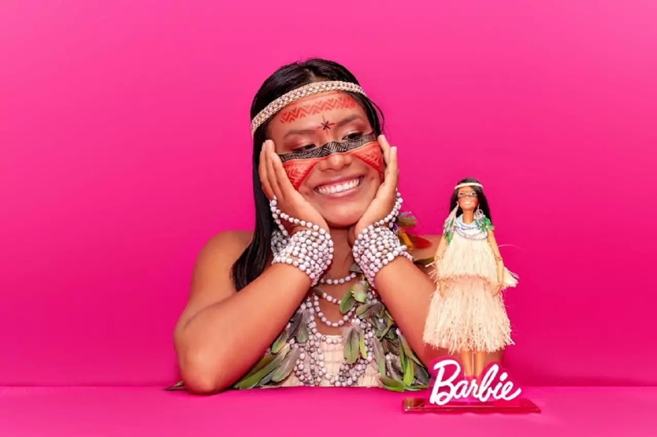 Em aniversário de 65 anos, Barbie homenageia criadora de conteúdo indígena com boneca