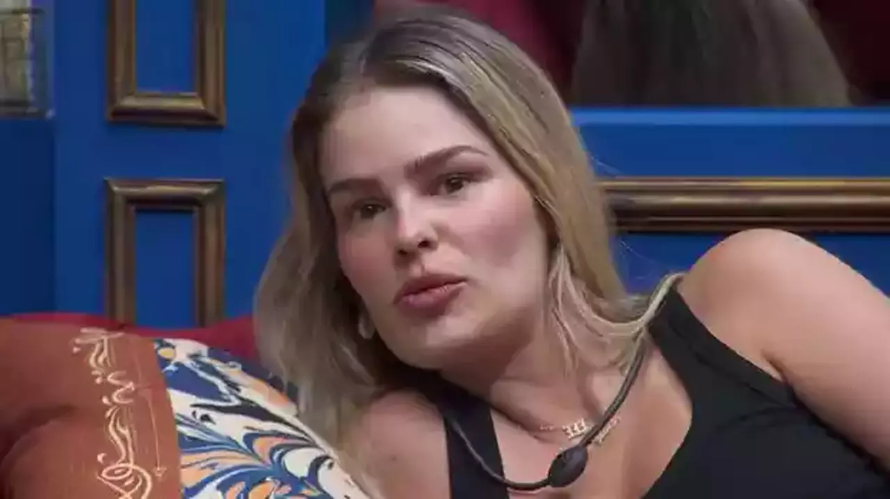 Yasmin comenta com Leidy Elin que sente ser alvo para formação do paredão