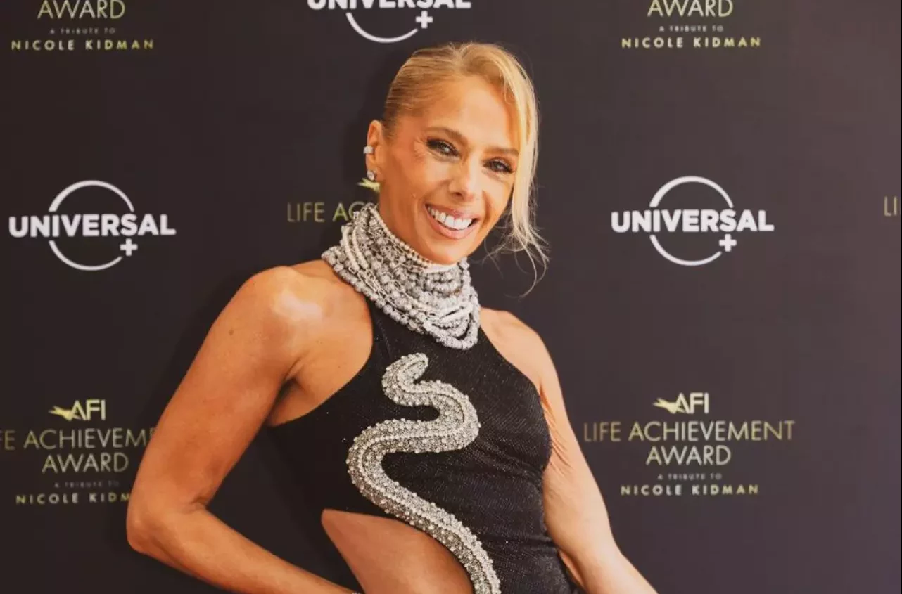 Deslumbrante, Adriane Galisteu representa Brasil em evento em Hollywood