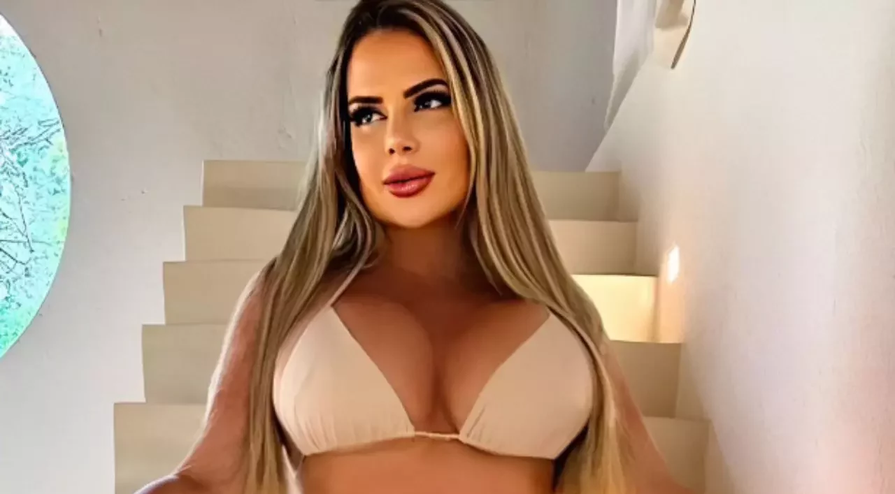Denise Rocha posa só de biquíni e tatuagem delicada chama a atenção