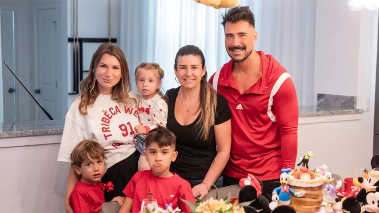Julio Rocha abre mão do agito por carnaval em Orlando com a família