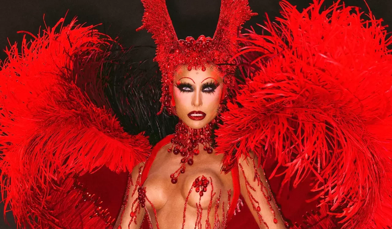 Sabrina Sato arrasa com fantasia de vampira em desfile da Vila Isabel