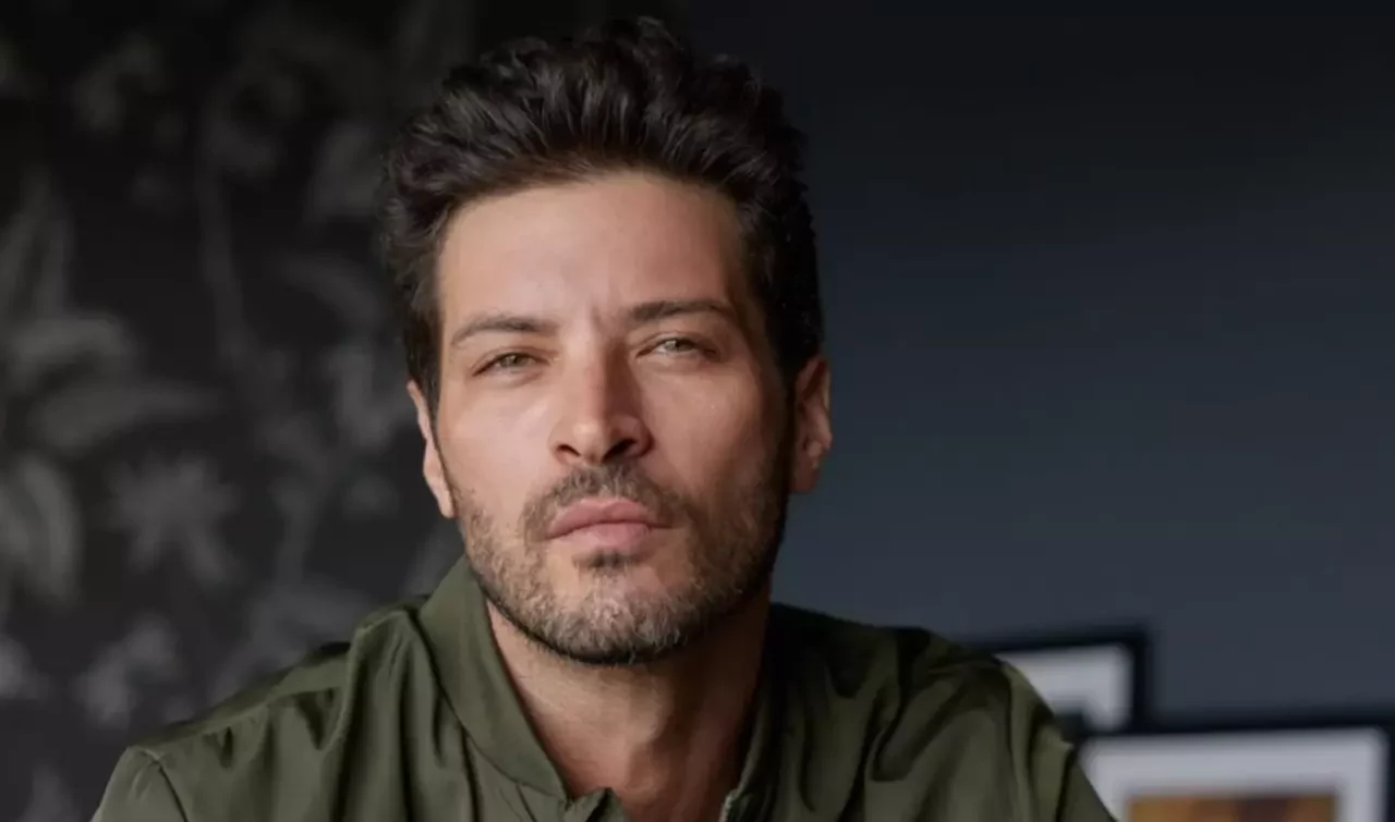Ator Leandro Lima surge nu para campanha de Dia dos Namorados de marca