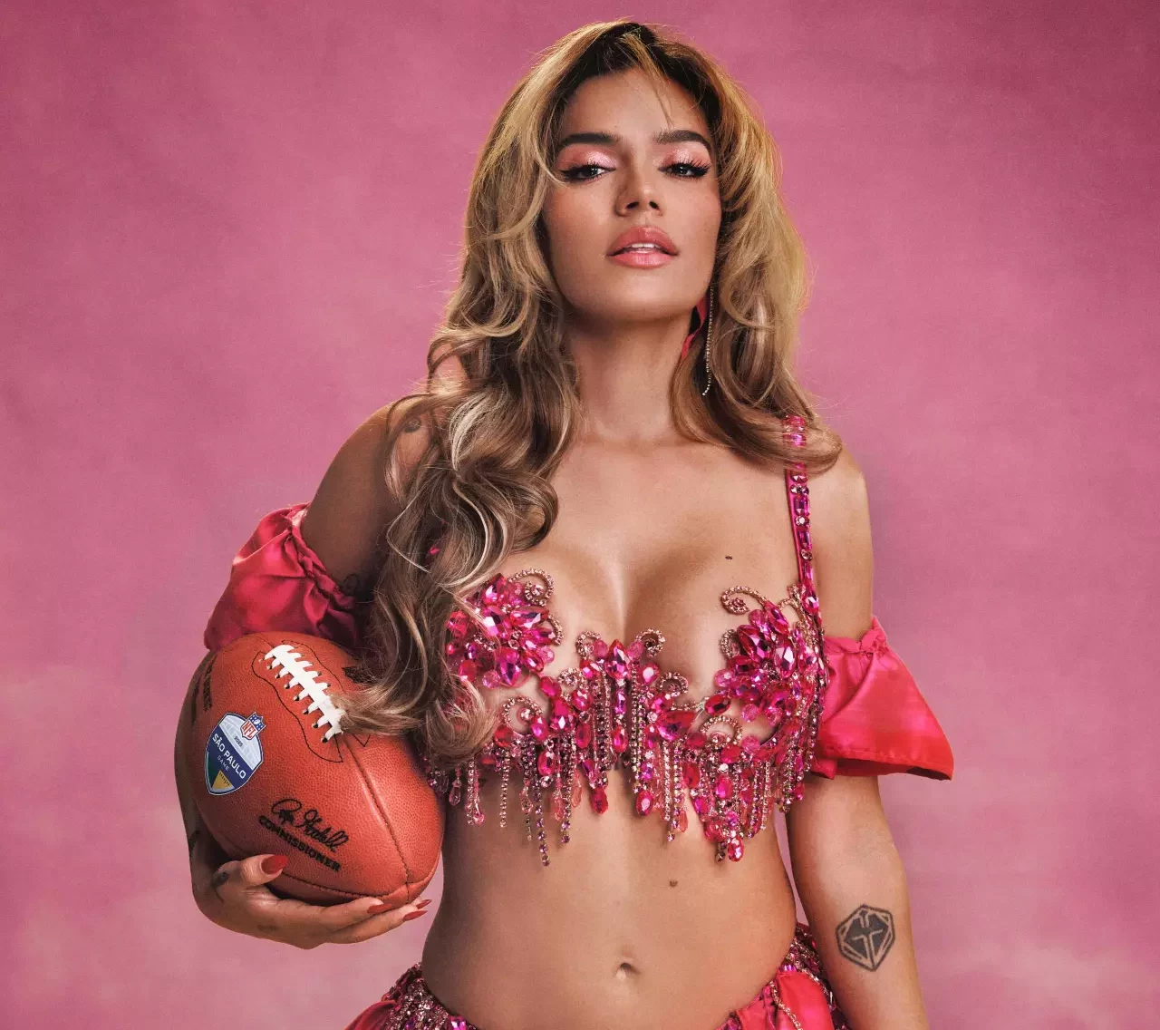 Karol G será a grande atração do show de intervalo de jogo da NFL no Brasil