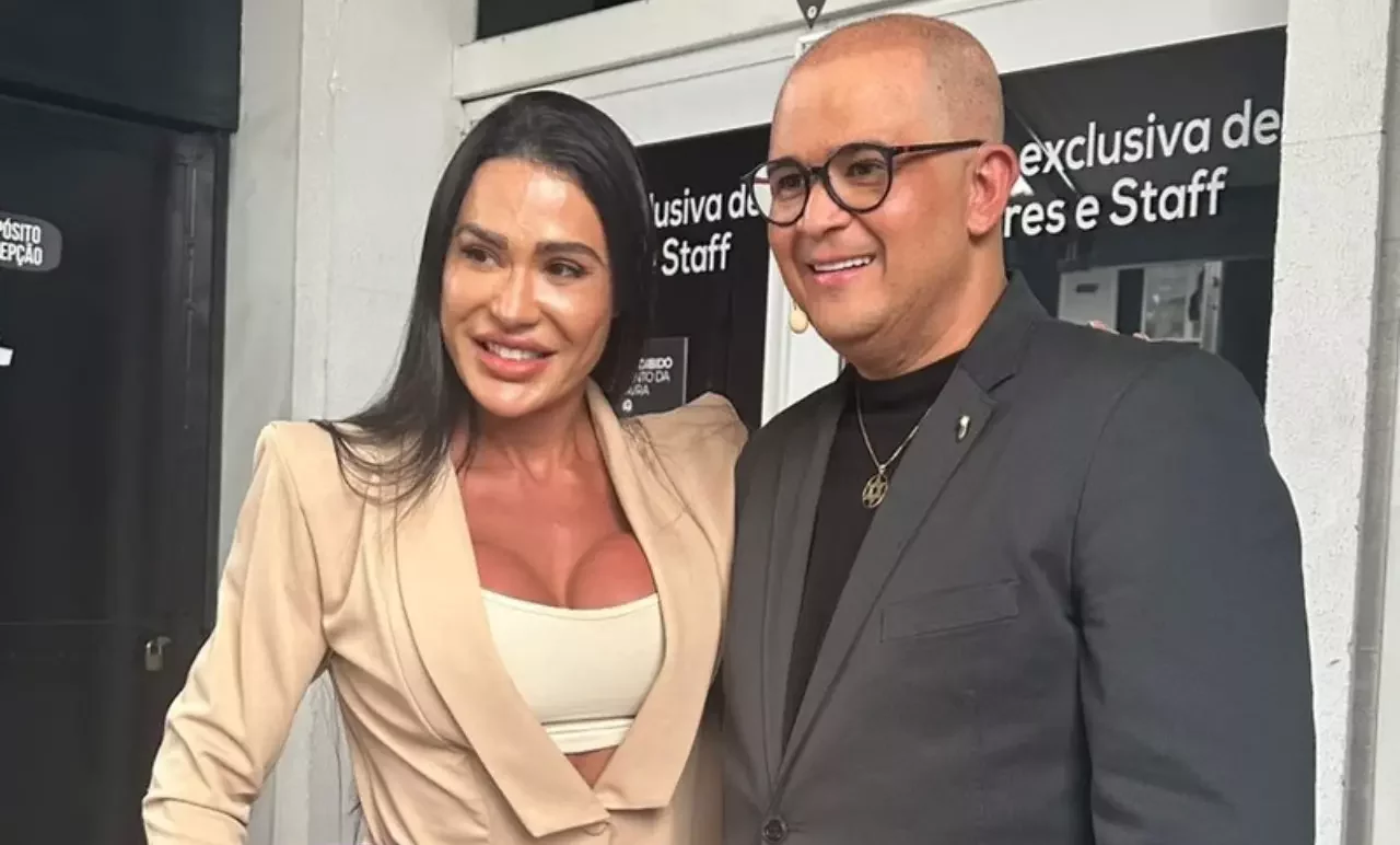 Gracyanne Barbosa prestigia palestra de empresário em evento no Rio de Janeiro