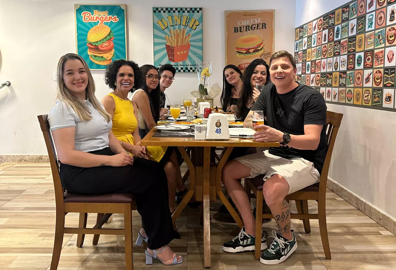 Lucielma Cardeal promove almoço especial com seguidores no tradicional Dunguinhas Burguer